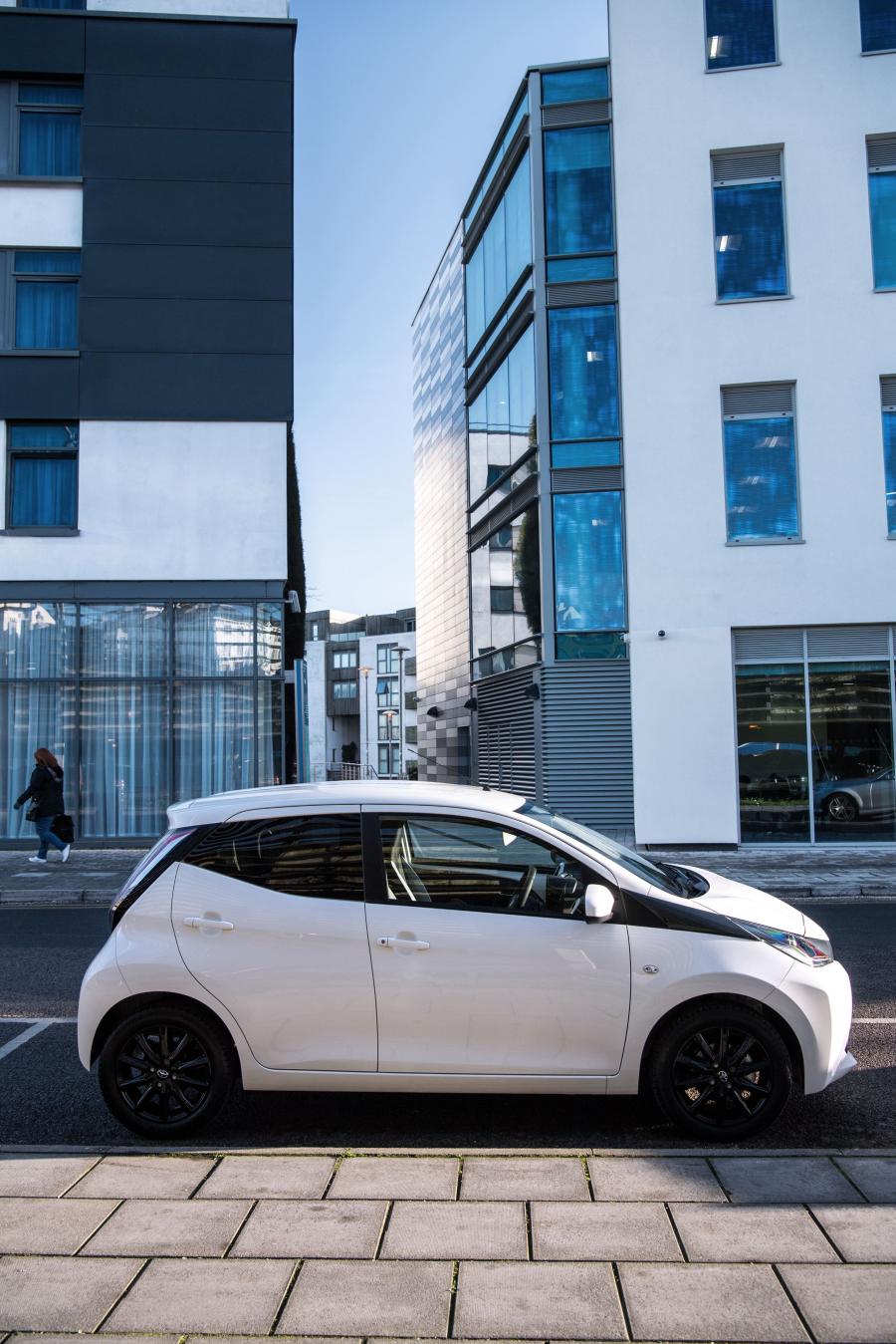  Toyota Aygo x-style 5-Door 2017 года  (UK) (фото 5 из 19)